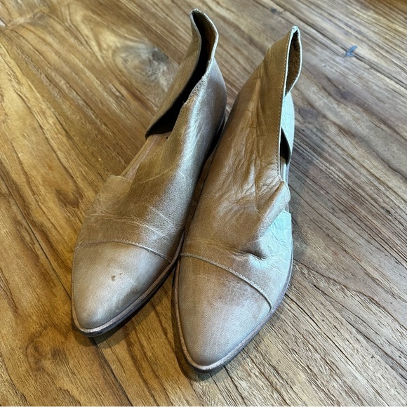 Free People Women’s Royale D’orsay Pointed Toe Tan Leather Distressed Flat Shoes - Picture 2 of 9